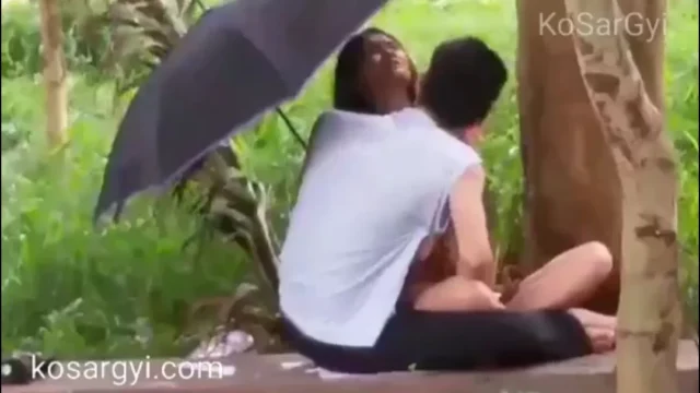 လေတဖြူးဖြူးနဲ့ နှိုက်တဲ့ဘဲ – Couple Outdoor Pussy Finger Fucking
