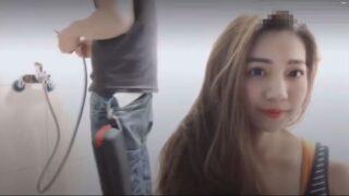အိမ်သာထဲမှာအမုန်းဆွဲတဲ့ တရုတ်စုံတွဲ – Chinese Couple Blowjob And Standing Doggy Fucked In The Toilet