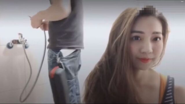 အိမ်သာထဲမှာအမုန်းဆွဲတဲ့ တရုတ်စုံတွဲ – Chinese Couple Blowjob And Standing Doggy Fucked In The Toilet