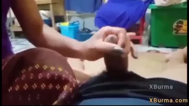 ဆေးထိုးလီးကို တံတွေးဆွတ်ဂွင်းထုပေးပြီးမှုတ်တဲ့စော် – My wife with big dick handjob and blowjob