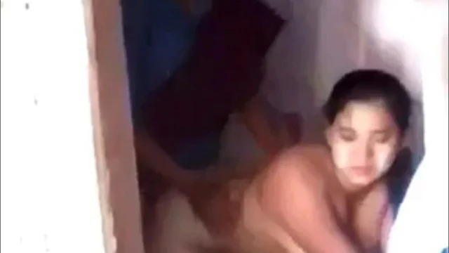 ပုဆိုးဂွင်းသိုင်းပြီးတော့ အမုန်းဆော်တာ – Teen perfect pussy stretching with big dick