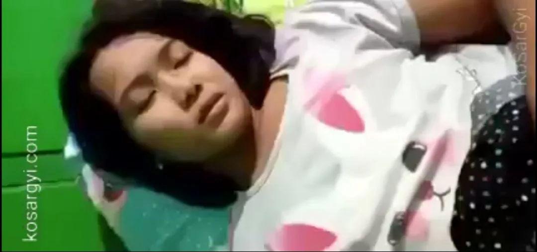 စော်လေးပိပိကို ဖြဲကြည့်လို့ဝမှ ကြိတ်တာ – Amateur Asian Homemade Fuck Video