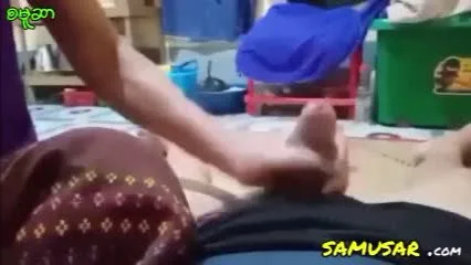 လင်တော်မောင်ရဲ့ ဆေးထိုးဒုတ်ကိုဂွင်းထုပေးပြီး ဖီးလ်တက်နေတာ