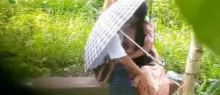 ထီးဆောင်းပြီးကပ်တိုးလေးနှိုက်နေတာ